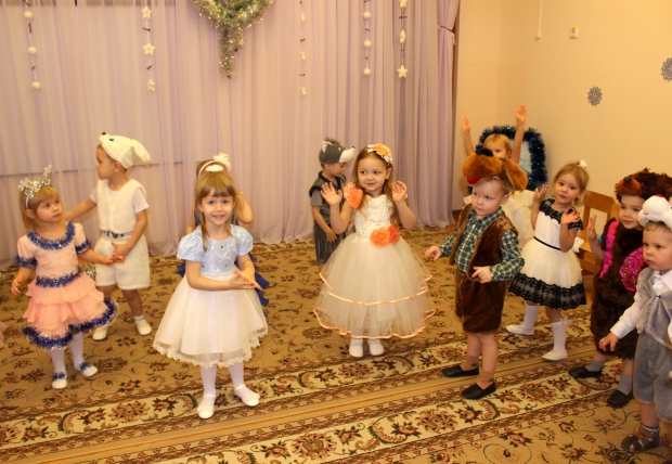 25 декабря в нашем детском саду начались новогодние развлечения для детей. 