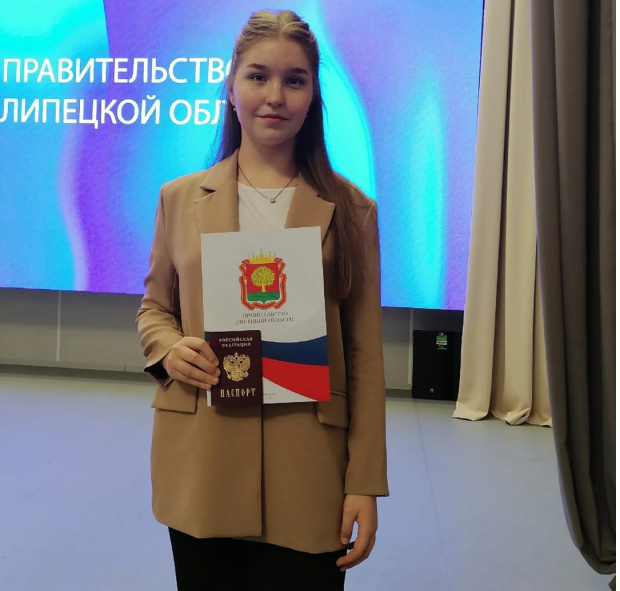 Поздравляем Марину Буденную с получением паспорта в большом зале Правительства Липецкой области.