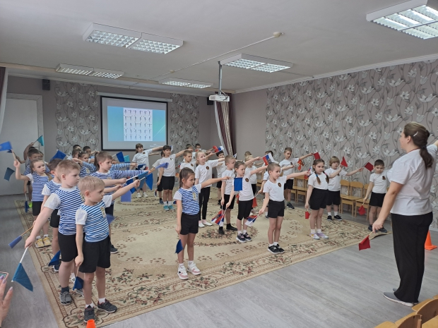 В подготовительных группах нашего дошкольного учреждения прошла военно- патриотическая, спортивная игра "Зарница", посвящённая 23 февраля!