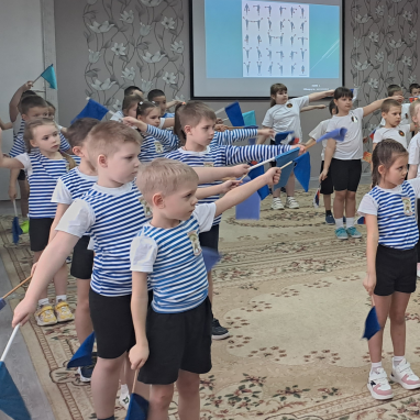 В подготовительных группах нашего дошкольного учреждения прошла военно- патриотическая, спортивная игра "Зарница", посвящённая 23 февраля!