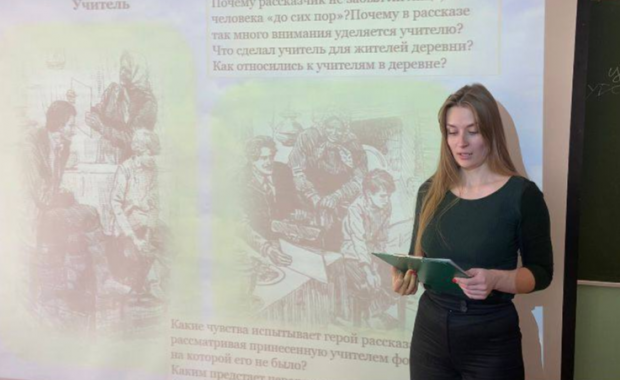 11 мая 2023 года в МБОУ СШ 70 города Липецка состоялся единый классный час «Образ учителя в литературе». 