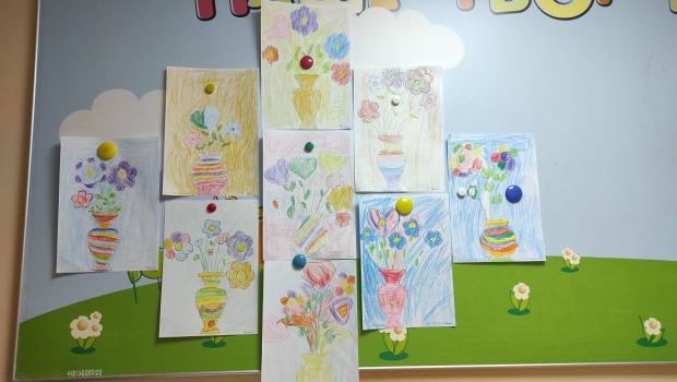 18 мая 2023 года в МБОУ СШ 70 города Липецка состоялась выставка рисунков на тему «Букет любимому учителю».