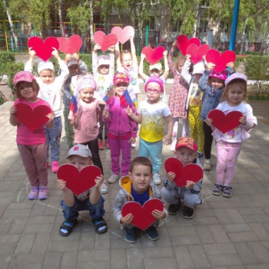 Сегодня наши дошколята приняли активное участие в праздновании Дня Российского флага.