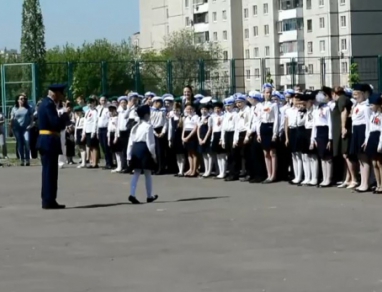 8 мая в начальной школе прошел традиционный парад войск, посвященный Дню Победы.
