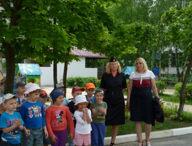 18 мая  в дошкольных группах  МБОУ СШ № 70 прошло  занятие по правилам дорожного движения   «Улицы нашего города».